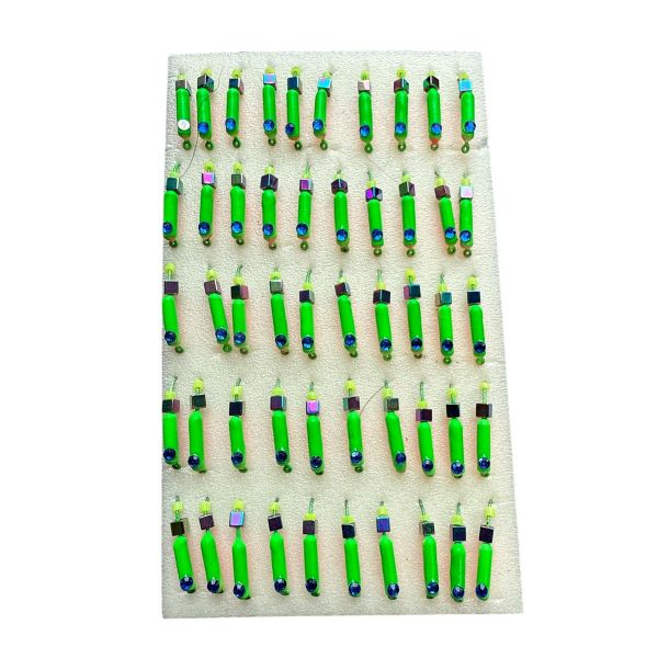 Мормишка Вольфрамова "Латишка" Гвоздик - Котяче око з кубиком хамелеон - Ø2,3 мм - 0,5 г - Зелено-червоне - Латвія