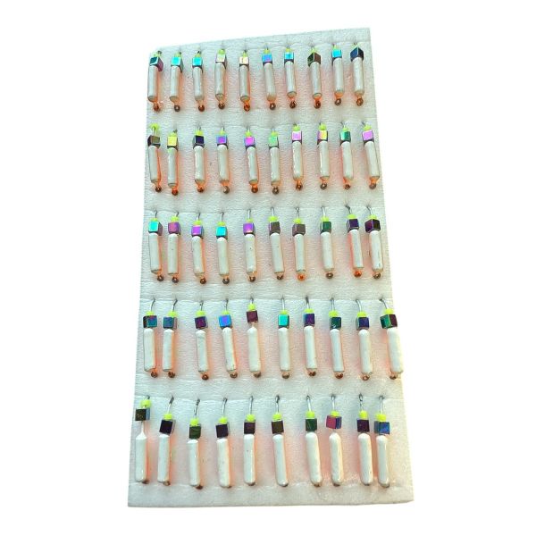 Мормишка Вольфрамова "Латишка" Гвоздик - З кубиком хамелеон - Ø2,2 мм - 0,5 г - Біло-помаранчевий із зелено-білою точкою - Латвія