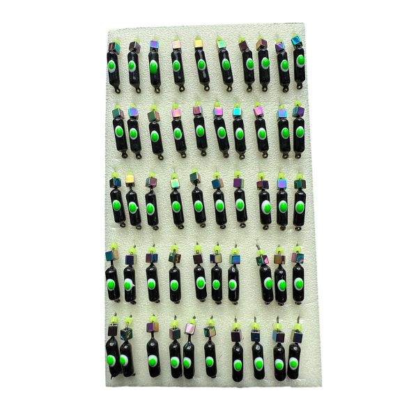 Мормишка Вольфрамова "Латишка" Гвоздик - З кубиком хамелеон - Ø2,7 мм - 0,7 г - Чорний з біло-зеленою точкою - Латвія