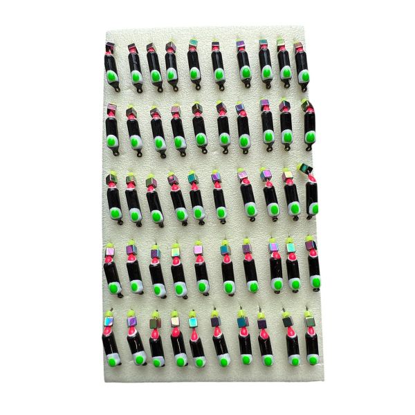 Мормишка Вольфрамова "Латишка" Гвоздик - З кубиком хамелеон - Ø2,9 мм - 0,9 г - Чорний з біло-зеленою точкою - Латвія