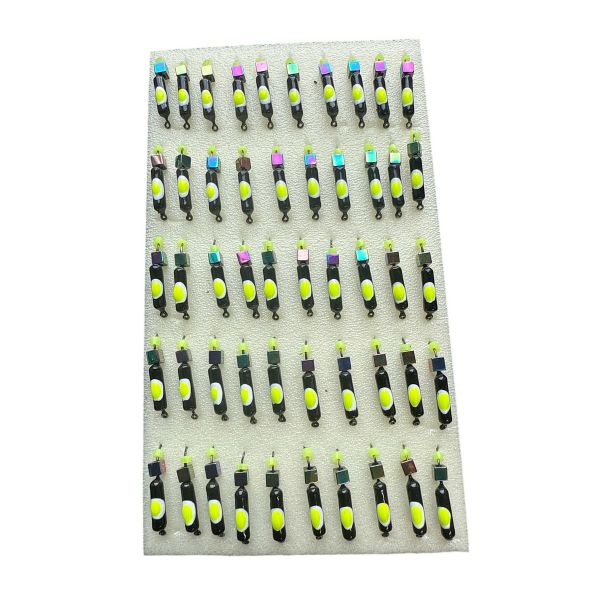 Мормишка Вольфрамова "Латишка" Гвоздик - З кубиком хамелеон - Ø2,2 мм - 0,5 г - Чорний з біло-жовтою точкою - Латвія