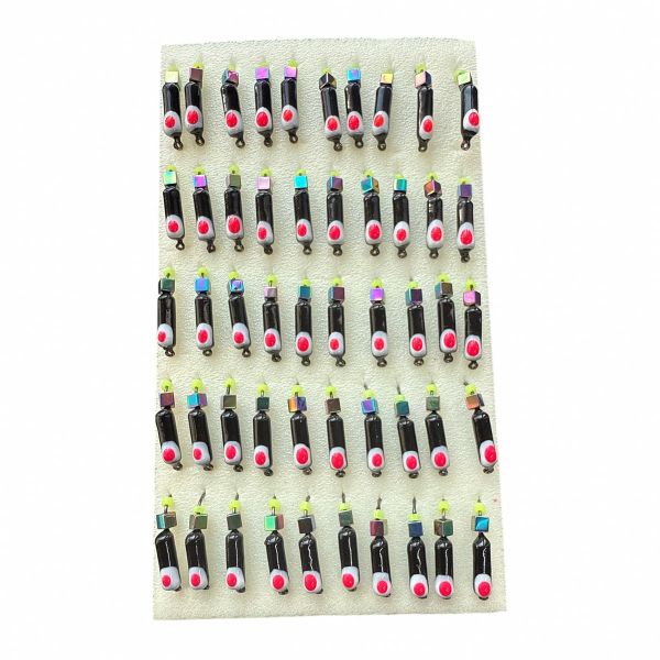 Мормишка Вольфрамова "Латишка" Гвоздик - З кубиком хамелеон - Ø2,7 мм - 0,7 г - Чорний з біло-червоною крапкою - Латвія